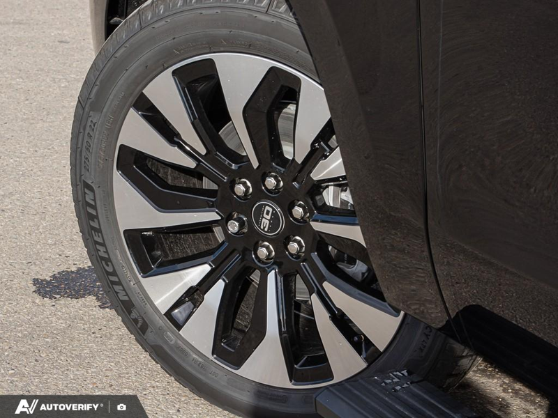 NEW 2027 Ford Expedition Platinum Max - Agate Black Metallic Exterior / SALT CRYSTAL GREY, LEATHER-TRIMMED HEATED & VENTILATED FRONT CAP Interior - $109,305 - Stock #D70080 - VIN 1FMJK1M80VEA13065 - Photo 6